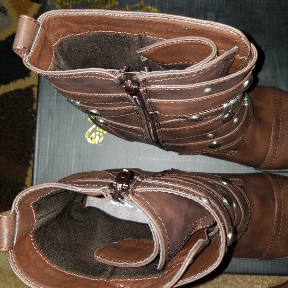 Boots - Picture 5 of 6